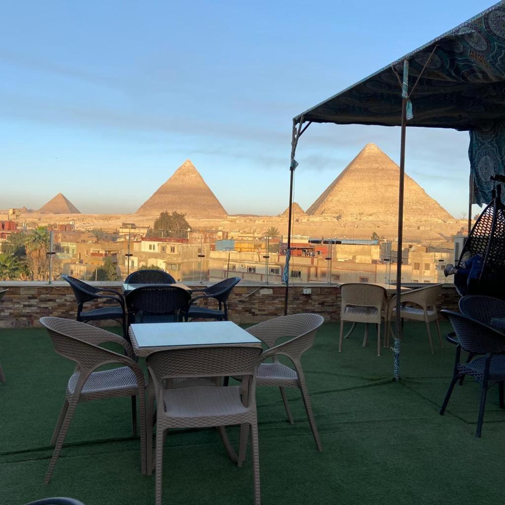 Black Pyramids View Kairo
